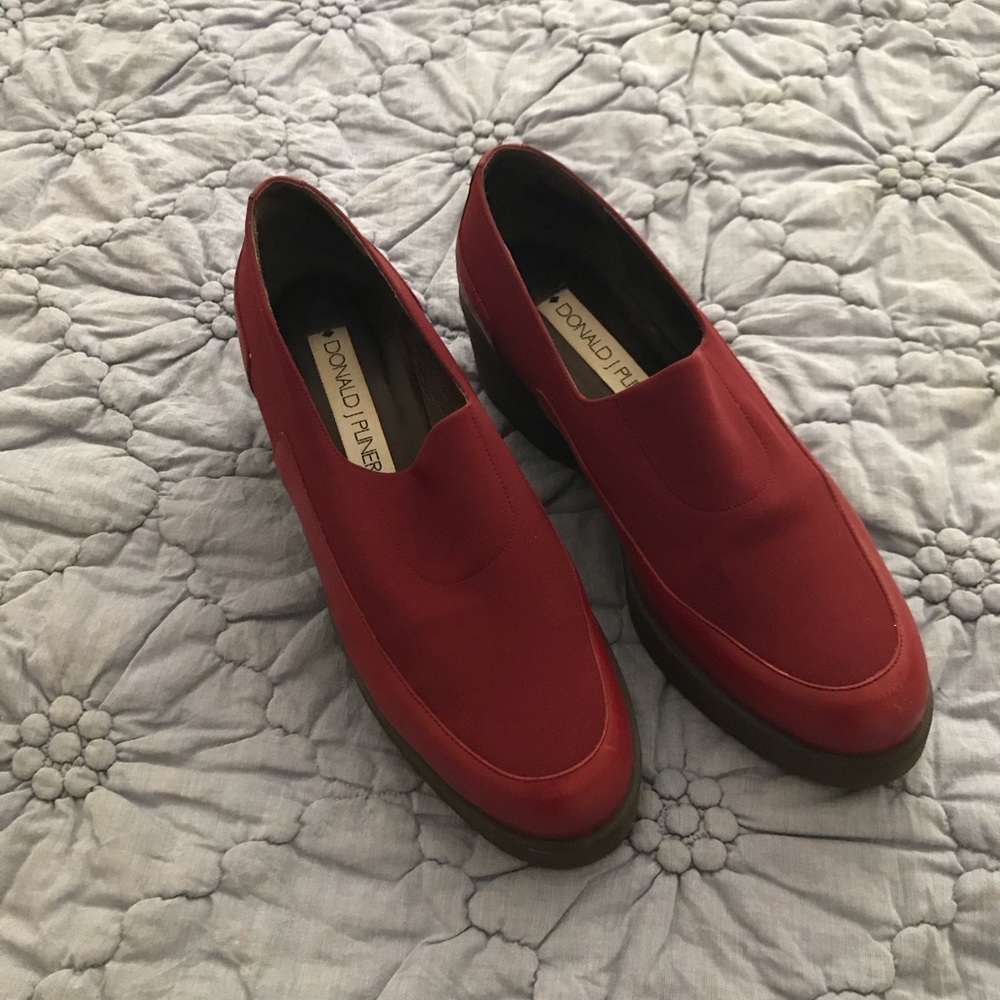 Red/cranberry Donald Pliner shoes. Don’t pass up❗️